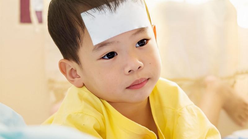 Những lưu ý quan trọng khi sử dụng miếng dán hạ sốt an toàn cho trẻ nhỏ